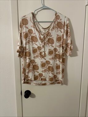 kate quinn Cream Short Sleeve Henley Top with Tan Floral Print